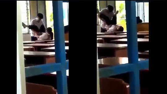 Hai em chơi lén lút trong lớp học | dit em