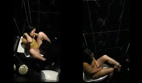 Vã quá vét luôn em trong wc | bu liem Vã quá vét luôn em trong wc | bu liem
